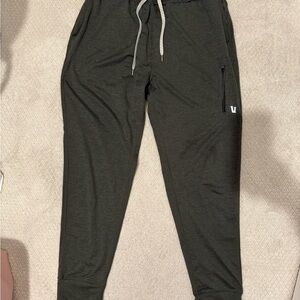 VUORI Men’s Sunday Performance Army Green Jogger, Size L
